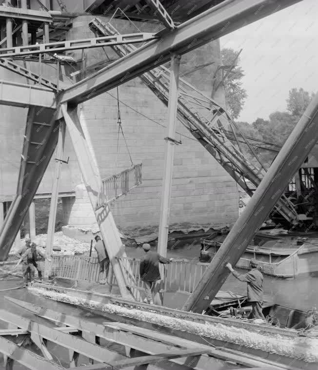 Baleset - Tiszába zuhant bontáskor a régi szolnoki híd