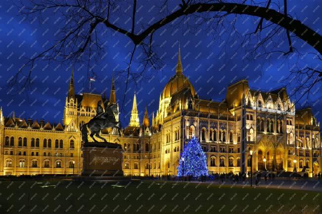 Ünnep - Budapest - Az ország karácsonyfája a Parlamentnél