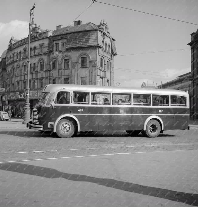 Közlekedés - Forgalom a Westend-ház előtt