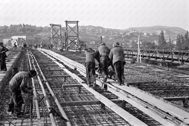 Újjáépítés - Épül a Margit híd