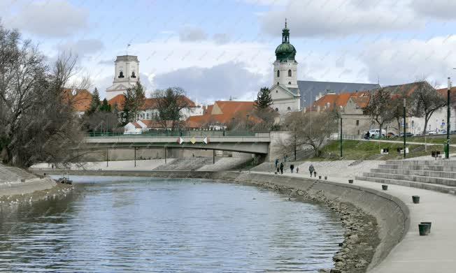 Városkép - Győr - A Káptalandomb egyházi épületei a Rába folyó felől