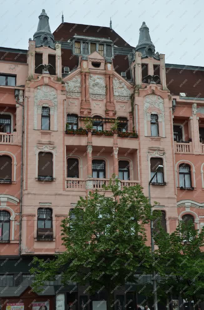 Épület - Debrecen - A Debreceni Első Takarékpénztár palotája