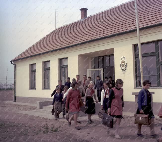 Oktatás - Új tanyai iskola Kiskunfélegyháza határában