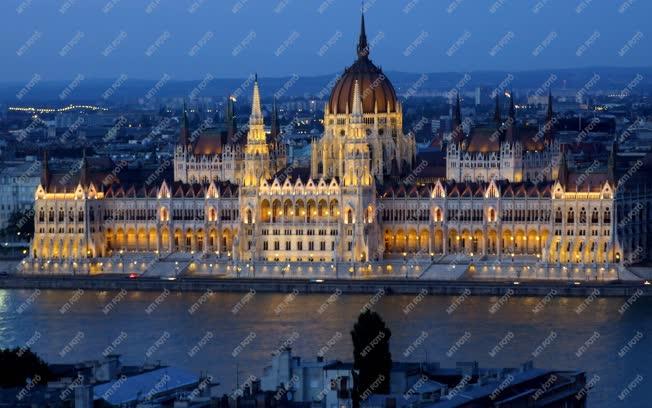 Városkép - Budapest - A Parlament esti kivilágításban