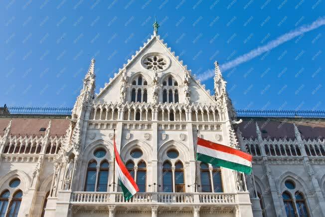 Budapest - A Parlament felújított épülete 