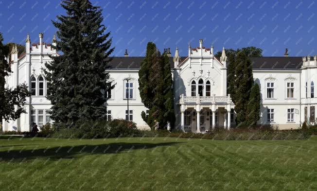 Épületfotó - Martonvásár - A Brunszvik-kastély 