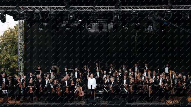 Kultúra - Budapesti Fesziválzenekar szezonnyitó különleges koncertje a budapesti Tabánban
