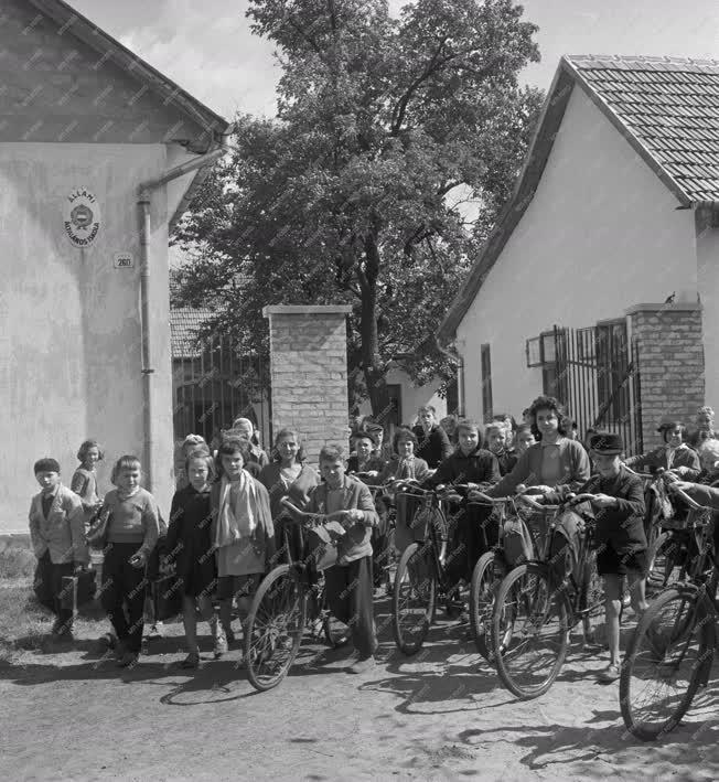 Oktatás - Fiatal pedagógus a csemő-zöldhalmi tanyai iskolában