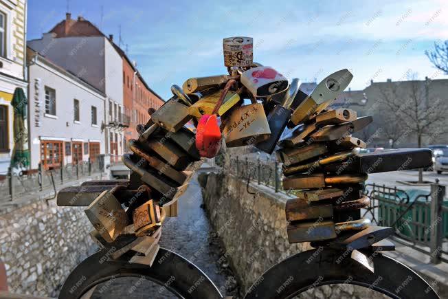 Érdekesség - Miskolc - Szerelemlakatok a Szinva patak hídján