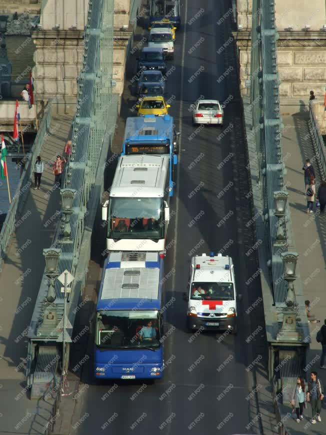 Közlekedés - Budapest – Délutáni gépjárműsor a Lánchídon