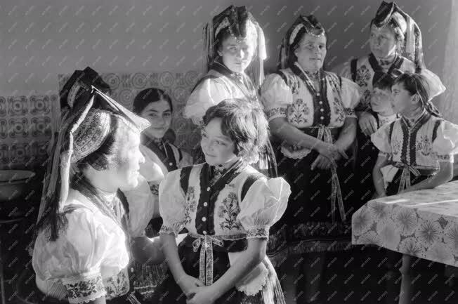 Folklór - Hollókői népviselet