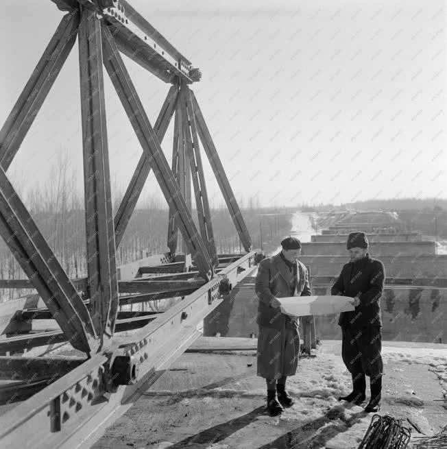 Építőipar - Épül a szolnoki Tisza-híd 