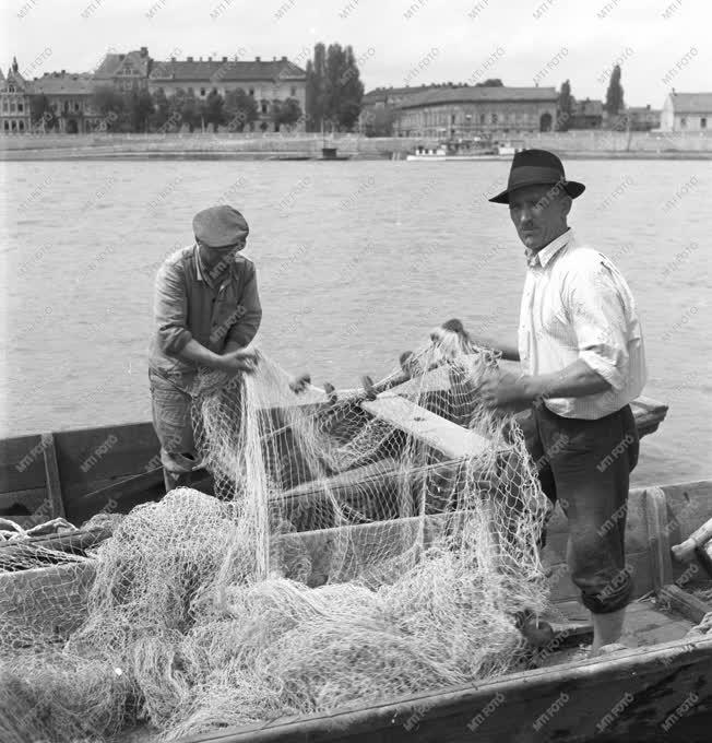 Mezőgazdaság -  Halászat - Halászhálót bogozó halászok