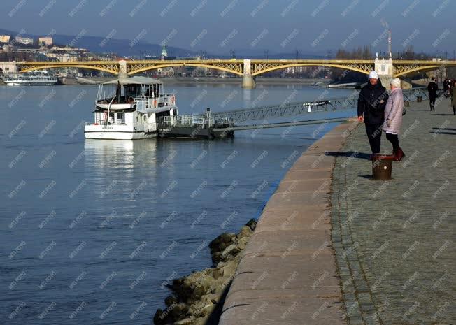 Városkép - Budapest - BKK-hajókikötő a Dunán