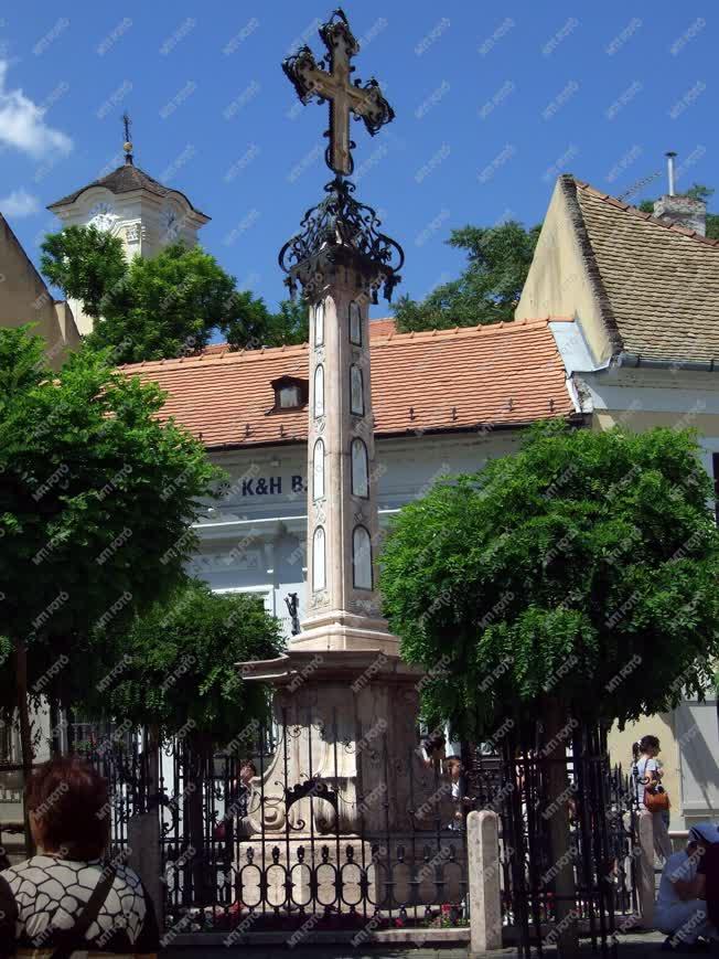 Városkép - Szentendre - Műemlék kereszt a Fő téren