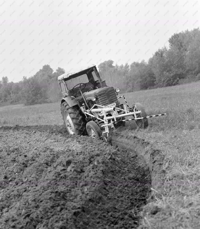 Mezőgazdaság - Szántás traktoros nélkül 