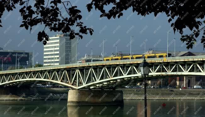 Városkép - Budapest - Villamos a Petőfi hídon