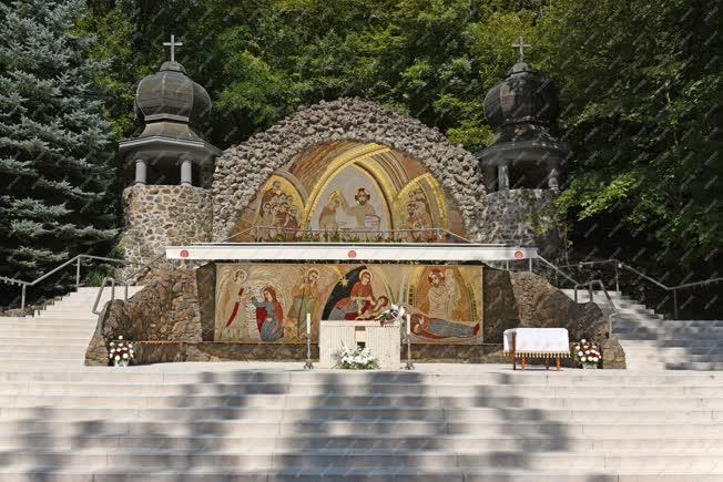 Vallás - Szentkút - Szabadtéri oltár