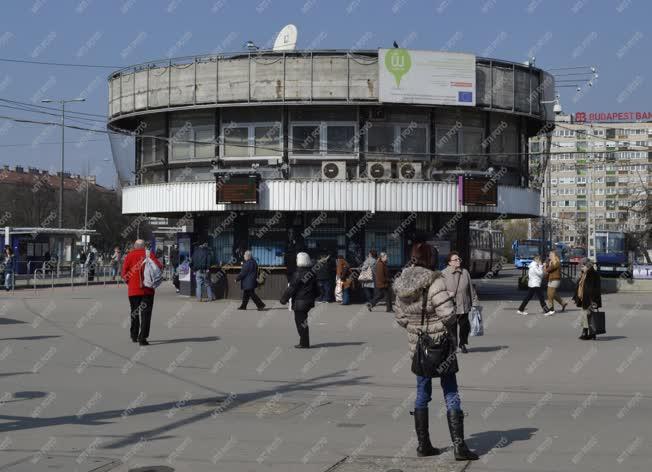 Életkép - Budapest - Utasok és járókelők az Örs vezér terén