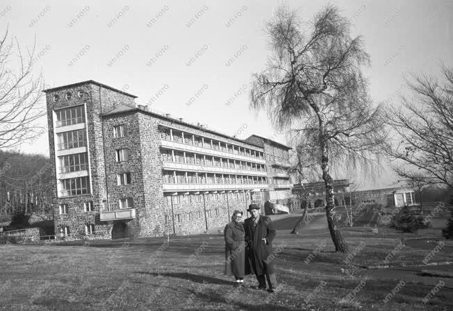 Szabadidő - Vendégek a galyatetői üdülő kertjében