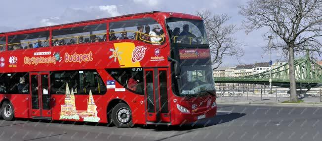 Idegenforgalom - Közlekedés - Hop on Hop off vársonéző busz Budapesten