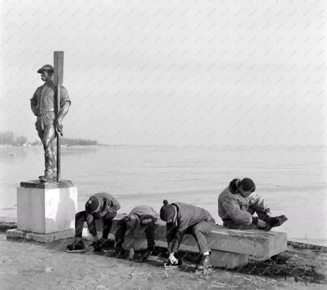 Időjárás - Szabadidő - Balaton jegén korcsolyázók