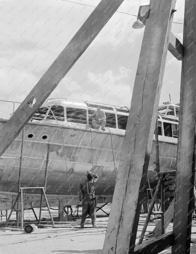 Ipar - Vízibusz készül a váci hajógyárban