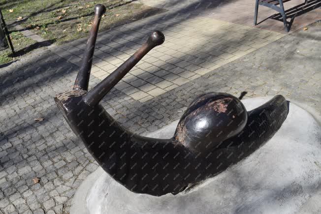 Szobrászat - Budapest - Köztéri szobor - Ágaskodó csiga