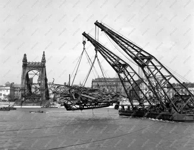 Újjáépítés - az Erzsébet híd roncsainak kiemelése
