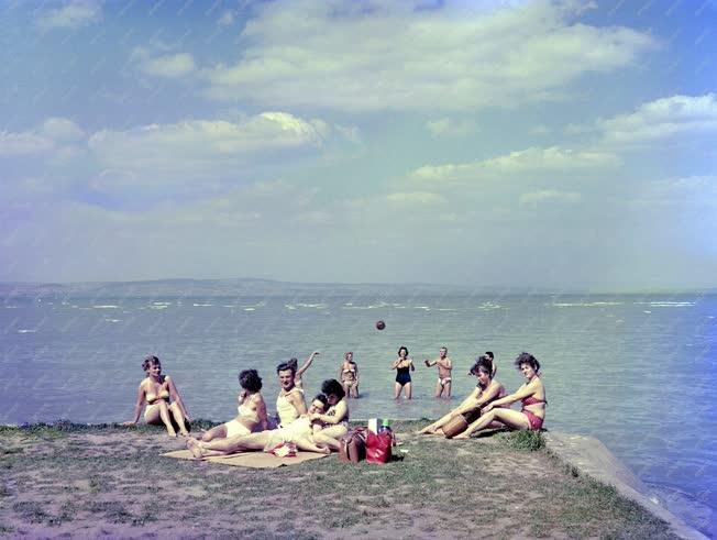 Szabadidő - Fürdőzők a Balatonnál