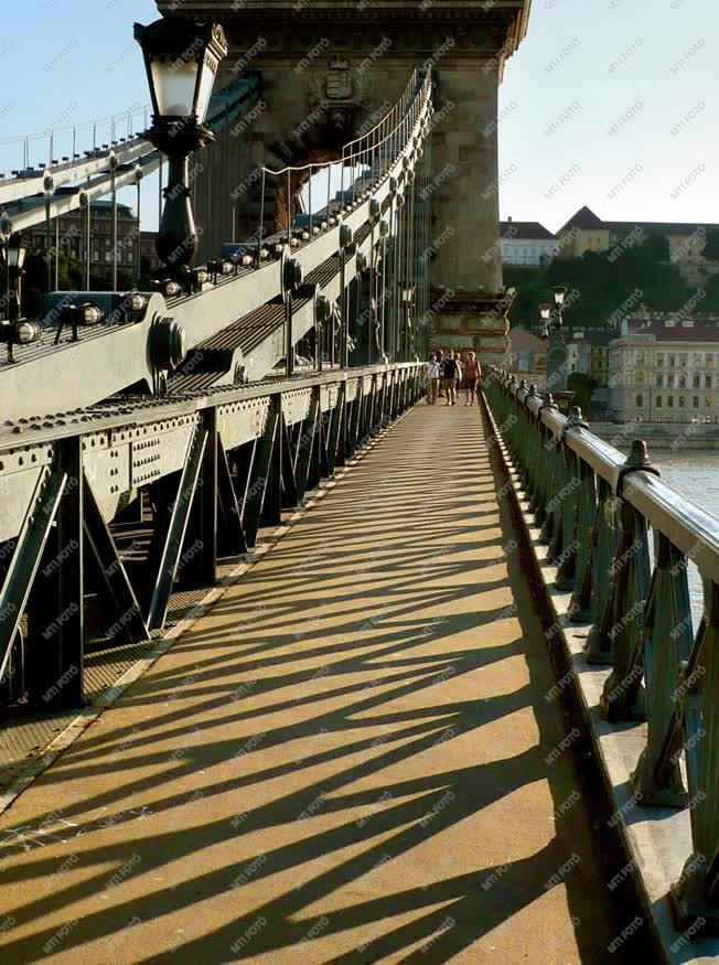 Budapest - Délutáni fények a Széchenyi Láchídon