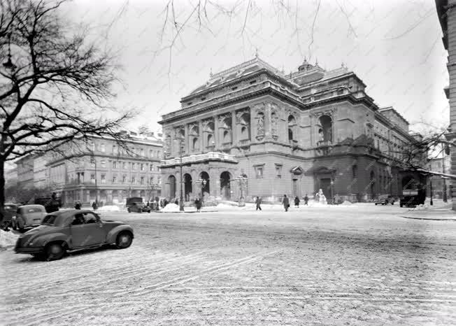 Városkép-életkép - Az Operaház épülete télen