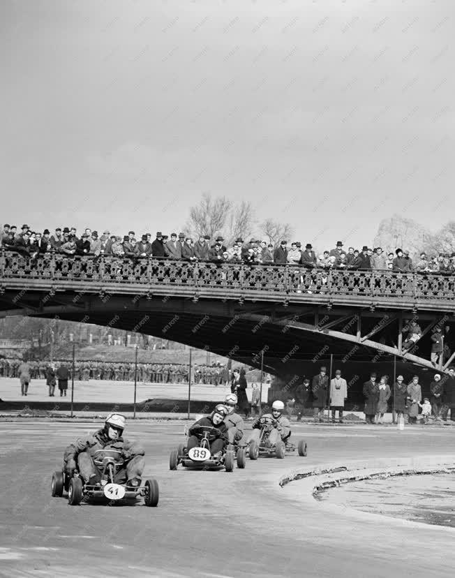 Sport - Gokart verseny a Városligeti-tó medrében