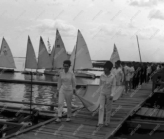 Vitorlát bontottak a Fertő-tó sportolói