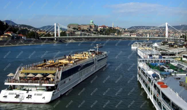 Turizmus - Külföldi hotelhajók a Dunán