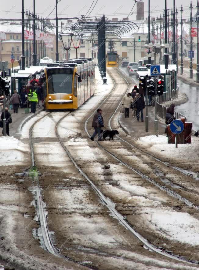 Közlekedés - Időjárás - Március végi tél a fővárosban