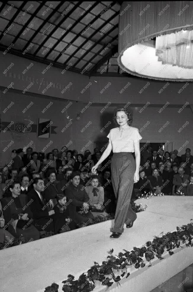 Vegyes - Divatbemutató 1949-ben