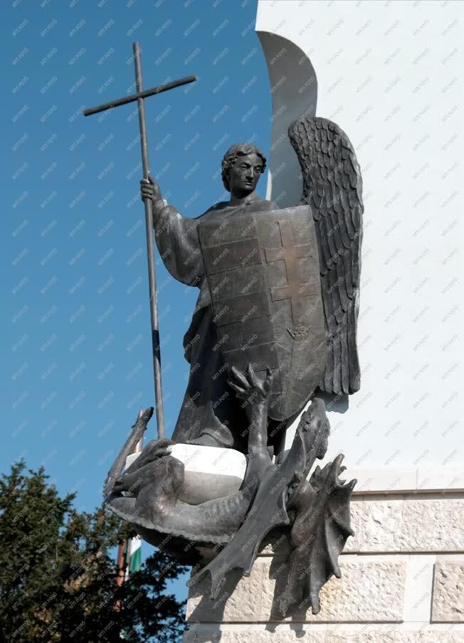 Kultúra - Budapest - Szent Mihály szobra a Miniszterelnökség épületén, a budai Várban