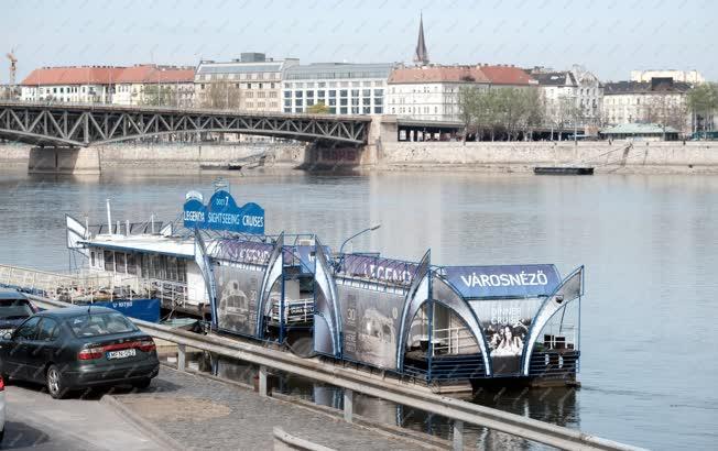 Idegenfogalom - Budapest - Városnéző hajók kikötője