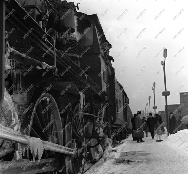 Városkép-életkép - Közlekedés - Tél a Déli pályaudvaron