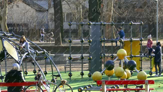 Életkép - Gyerekek játszanak a Városmajor játszóterén