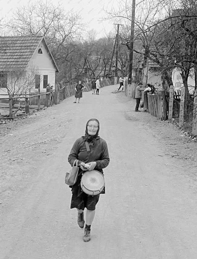 Életkép - Női kisbíró Telkibányán