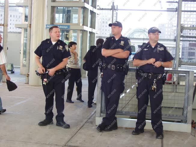 USA - New York - Ground Zero metróállomás - Rendőrök