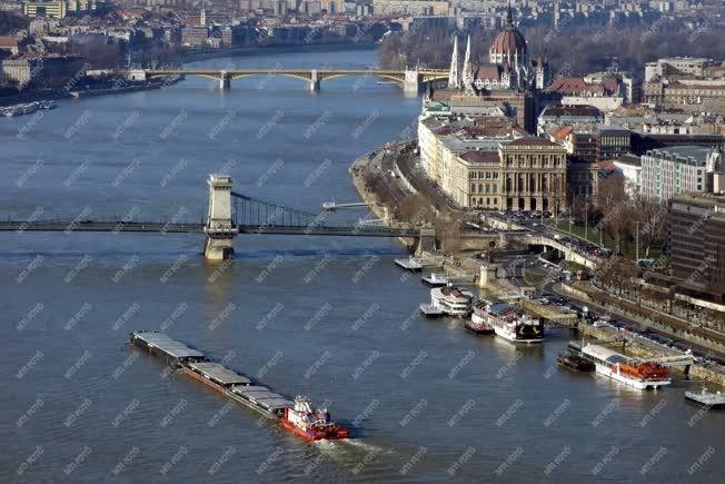 Városkép - Budapest -  Vízi teherszállítás a Dunán