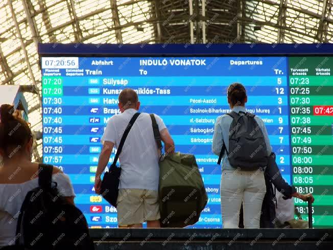 Közlekedés - Budapest - Modern utastájékoztató a Keletiben