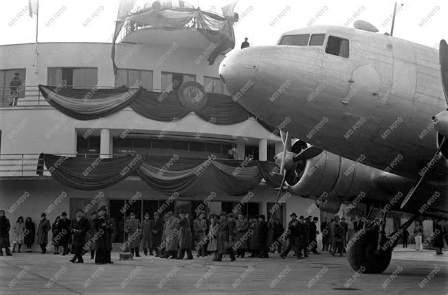 Közlekedés - A budaörsi repülőtéren a MASZOVLET első gépe