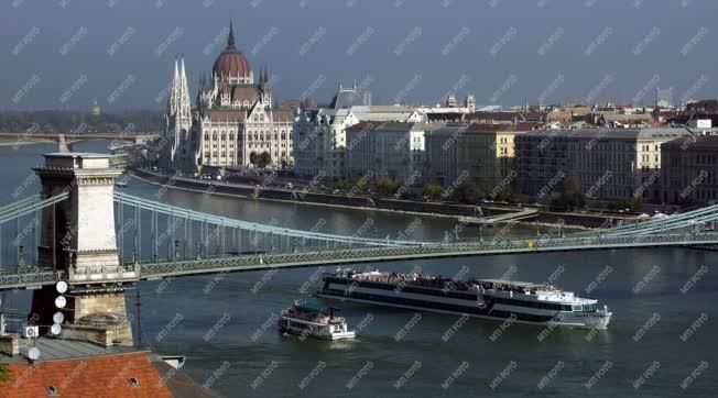 Idegenforgalom - Budapest - Sétahajó és hotelhajó a Dunán