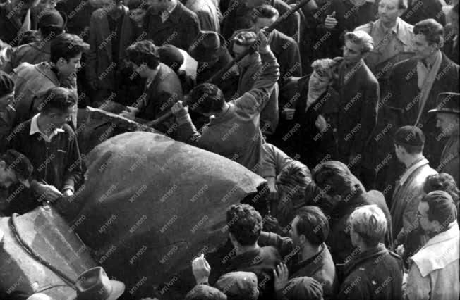 Ötvenhat emléke - Sztálin-szobor darabolása
