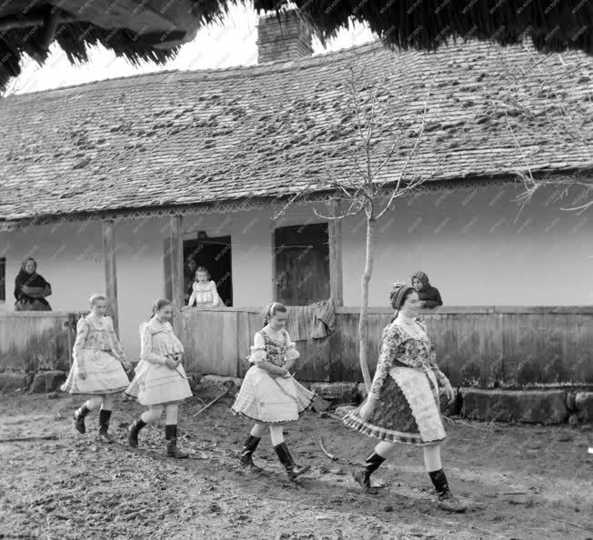 Folklór - Bujáki népviselet