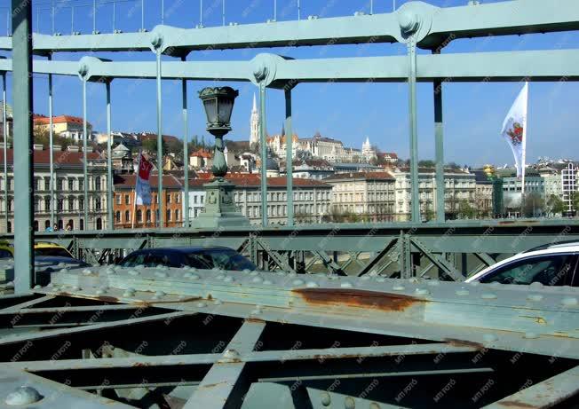 Városkép - Budapest - A felújításra szoruló Lánchíd 